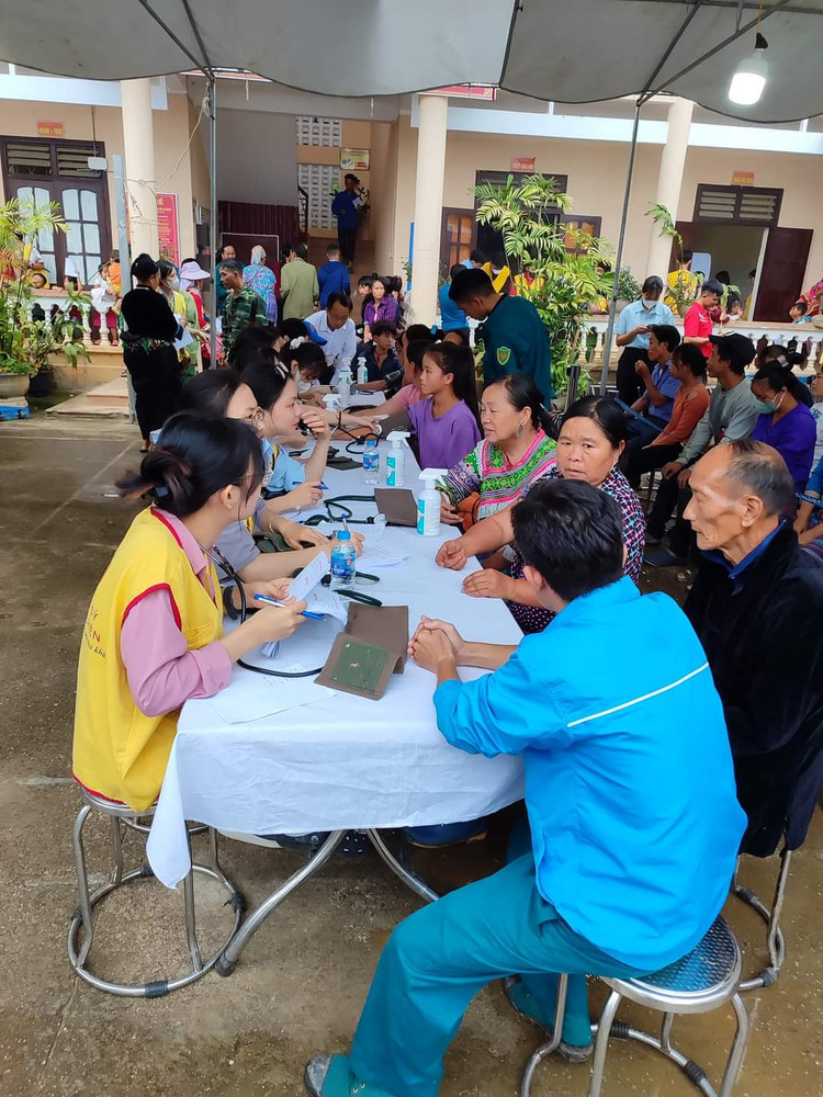 : Bác sĩ tình nguyện khám, chữa bệnh cho đồng bào vùng cao.