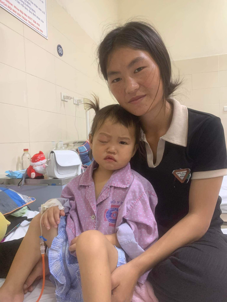 Bé gái được mẹ đưa xuống Hà Nội chữa bệnh với sự giúp đỡ của Hội Bác sĩ Tình nguyện và chính quyền địa phương.