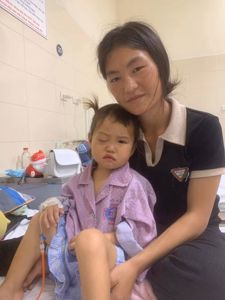 Bé gái được mẹ đưa xuống Hà Nội chữa bệnh với sự giúp đỡ của Hội Bác sĩ Tình nguyện và chính quyền địa phương. Bé gái được mẹ đưa xuống Hà Nội chữa bệnh với sự giúp đỡ của Hội Bác sĩ Tình nguyện và chính quyền địa phương.