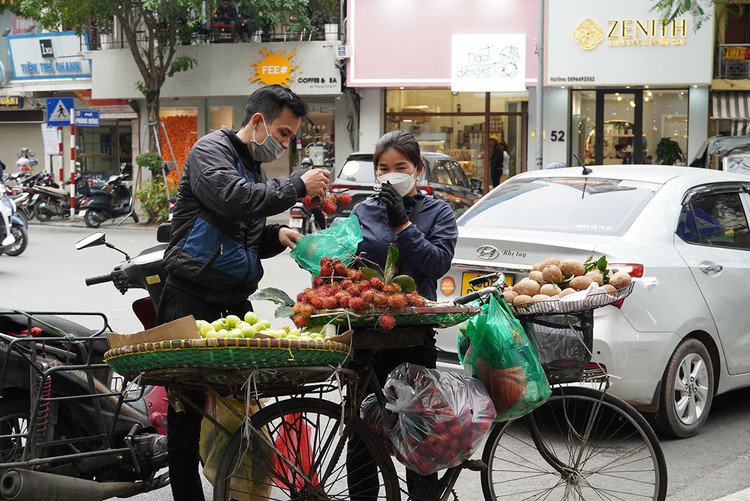 Theo người bán hàng cho biết, các loại hoa quả đều được lấy từ các chợ đầu mối.