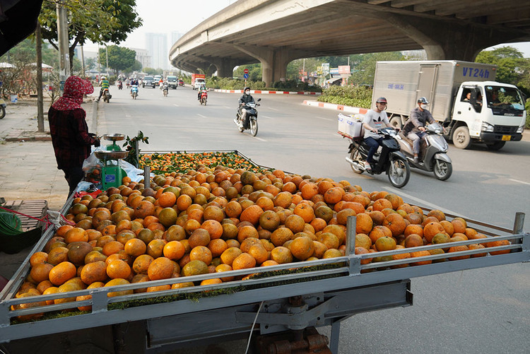 Việc bán hàng dưới lòng đường gây mất mỹ quan đô thị cũng như không đảm bảo an toàn giao thông.