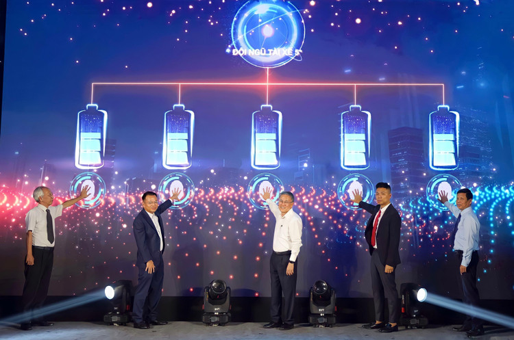 VinFast và Ahamove đã chính thức ra mắt AhaFast - dịch vụ vận chuyển hàng hóa trên nền tảng công nghệ bằng xe máy điện đầu tiên tại Việt Nam.