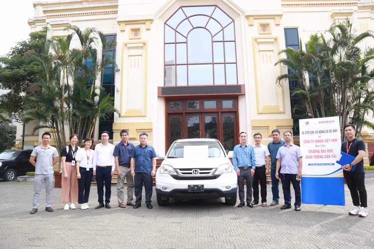 Trao tặng ô tô Honda CRV tại Trường Đại học Giao thông vận tải.