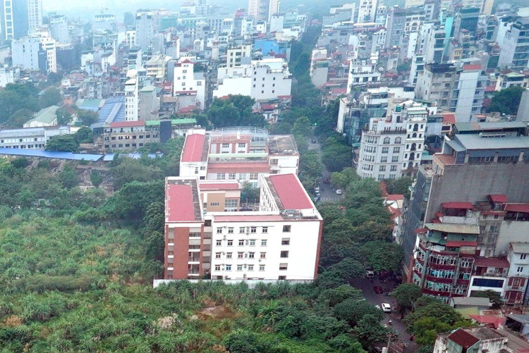 Ngôi trường Lê Ngọc Hân được xây dựng trên một phần đất thu hồi từ Nhà máy rượu Hà Nội. Ngôi trường Lê Ngọc Hân được xây dựng trên một phần đất thu hồi từ Nhà máy rượu Hà Nội.