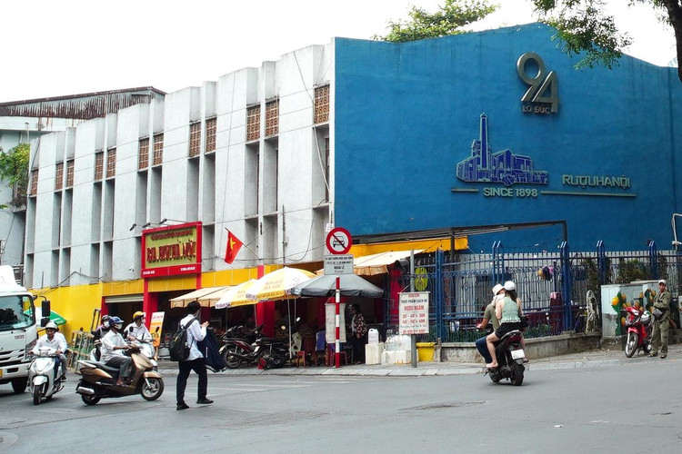 Một phần mảnh đất 94 Lò Đúc đang được kinh doanh bia hơi. Một phần mảnh đất 94 Lò Đúc đang được kinh doanh bia hơi.