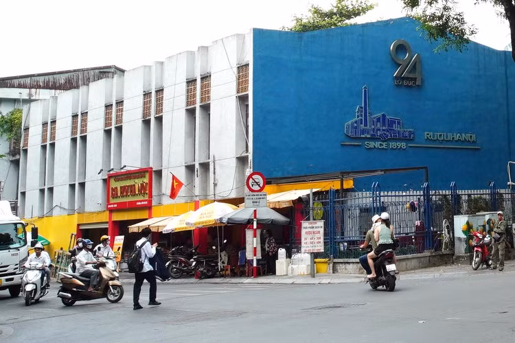 Một phần mảnh đất 94 Lò Đúc đang được kinh doanh bia hơi.