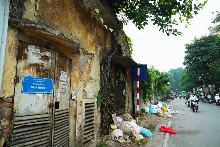 Bên cạnh trạm biến áp Nhà máy rượu Hà Nội nhưng do bỏ hoang lâu ngày, người dân làm nơi tập kết rác trông nhếch nhác, mất mỹ quan đô thị. Bên cạnh trạm biến áp Nhà máy rượu Hà Nội nhưng do bỏ hoang lâu ngày, người dân làm nơi tập kết rác trông nhếch nhác, mất mỹ quan đô thị.