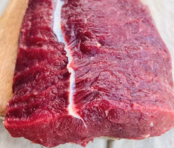 Ảnh 2: Miếng thịt bò tươi ngon phải có màu đỏ hồng, vân mỡ rõ ràng, không bị chảy nước, không có mùi lạ. Ảnh 2: Miếng thịt bò tươi ngon phải có màu đỏ hồng, vân mỡ rõ ràng, không bị chảy nước, không có mùi lạ.