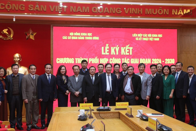 Các đại biểu tham dự Lễ ký kết chụp ảnh lưu niệm.