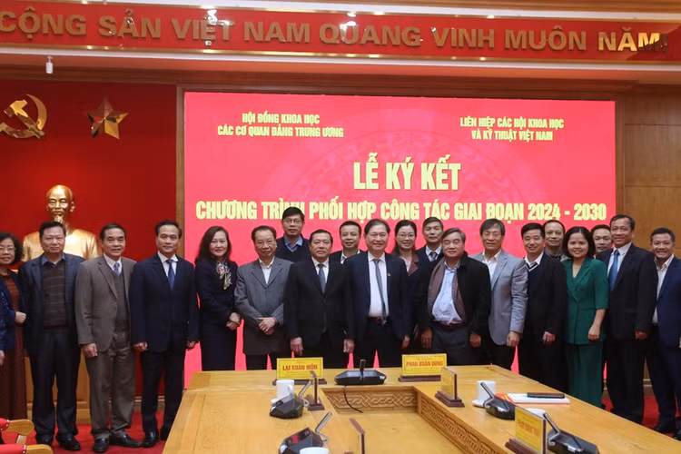 Các đại biểu tham dự Lễ ký kết chụp ảnh lưu niệm.