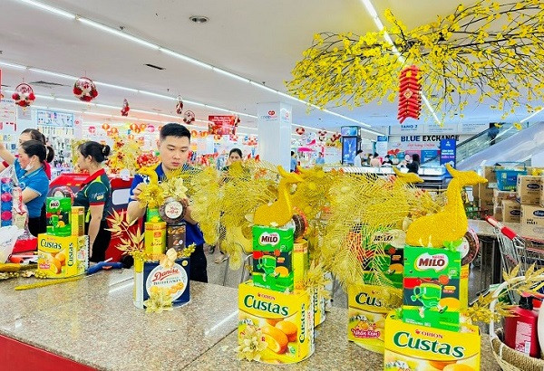 Các siêu thị trưng bày những giỏ quà Tết đẹp mắt, giá cả dao động 500.000 - 1.000.000 đồng/giỏ tuỳ thuộc từng phân khúc sản phẩm và mẫu mã.