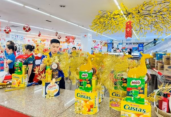 Các siêu thị trưng bày những giỏ quà Tết đẹp mắt, giá cả dao động 500.000 - 1.000.000 đồng/giỏ tuỳ thuộc từng phân khúc sản phẩm và mẫu mã.