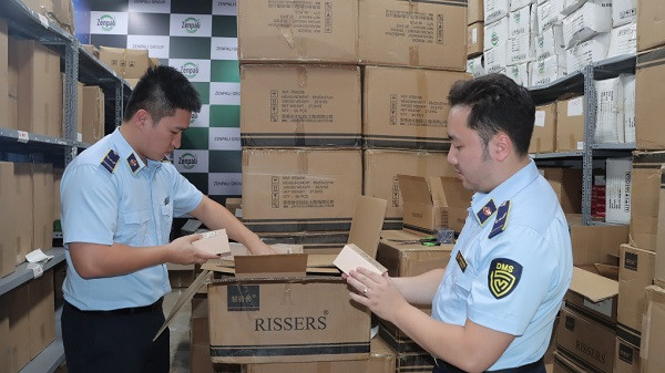 Tại khu vực kho hàng, đoàn kiểm tra phát hiện hơn 10.000 chai nước hoa… có dấu hiệu nhập lậu. Ảnh: QLTT