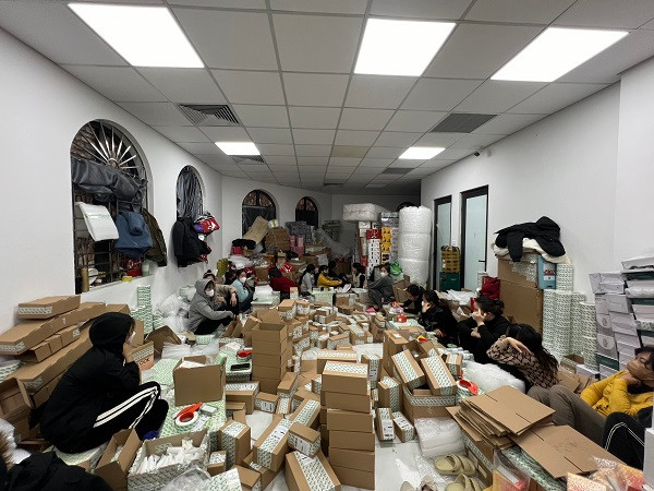 Các nhân viên đóng hàng từ các đơn đã chốt trong phiên livestream trước đó của Tiktoker Nguyễn Hoàng Mai Ly. Ảnh: QLTT