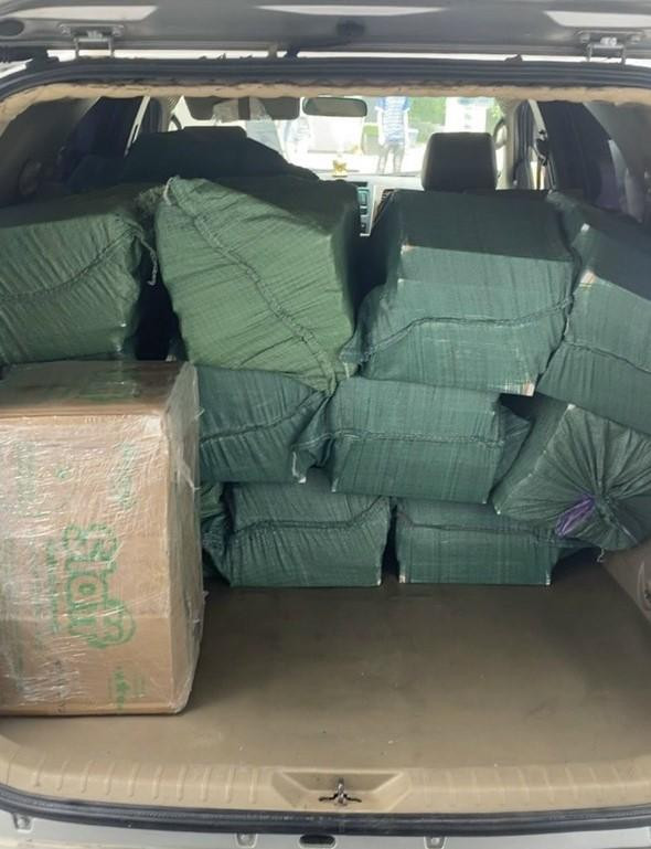 Phát hiện gần 10.000 bao thuốc lá lậu đang được vận chuyển từ ô tô về kho chứa. Ảnh: CACC