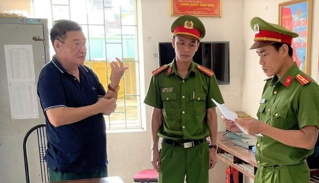 Công an tống đạt quyết định khởi tố bị can và bắt tạm giam đối với ông Phạm Văn Hải. Ảnh CA