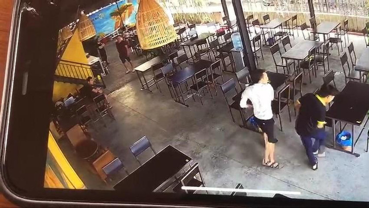 Một người đàn ông đi cùng ông P tát nhân viên của quán (ảnh cắt từ clip)