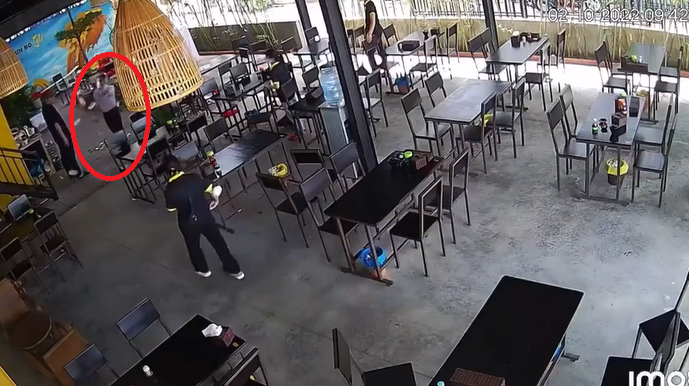 Ông P trở lại quán bún la hét và ném tiền lẻ (ảnh cắt từ clip)