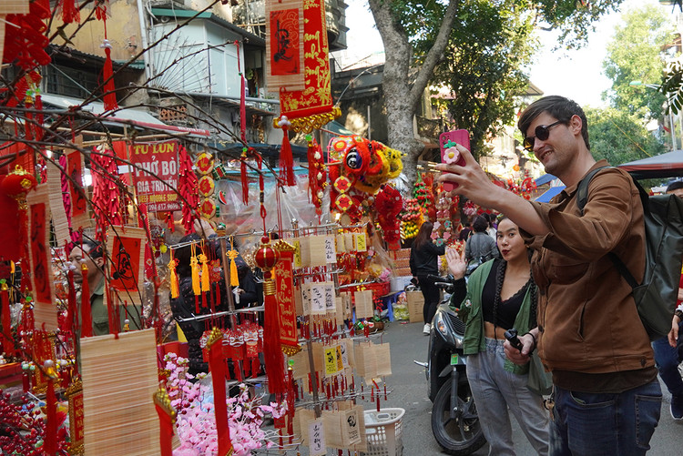 Du khách nước ngoài cùng hòa vào không khí Tết của người Việt.