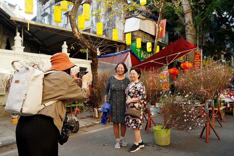 Dạo chơi chợ hoa Hàng Lược đã trở thành một nét văn hóa Tết đặc sắc đối với người dân Thủ đô.