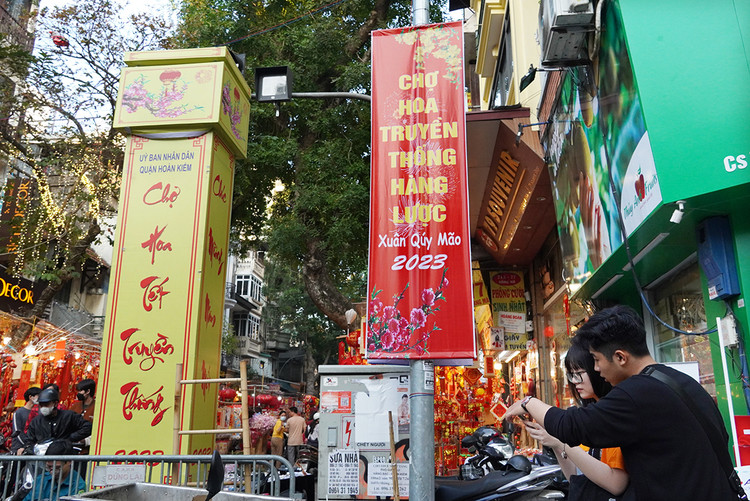 Chợ hoa Hàng Lược thường được mở rất sớm mỗi dịp Tết.