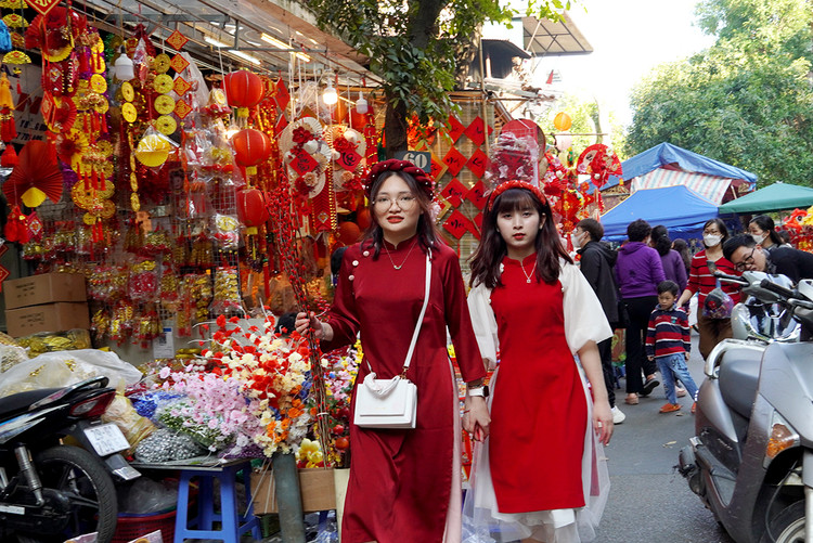 Chợ hoa Hàng Lược kéo dài suốt chiều dài của khu phố Hàng Lược cùng với các khu phố lân cận Hàng Chai, Hàng Rươi, Hàng Mã, Hàng Đồng...