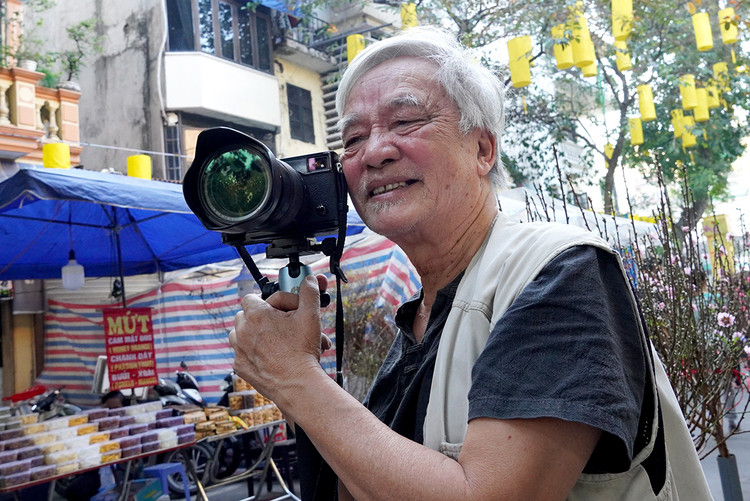 Ông Đoàn Long theo nhiếp ảnh từ năm 17 tuổi, học trò của cụ Võ An Ninh, trong thời chiến tranh ông đã từng là phóng viên chiến trường. Ở tuổi 80, ông xa Hà Nội 58 năm, nay tìm về chợ hoa Hàng Lược hồi tưởng lại ngày xưa.