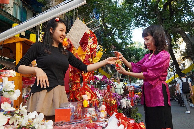 Chị Minh Xuân cũng tranh thủ mua một chút đồ về trang trí cho ngôi nhà của mình.