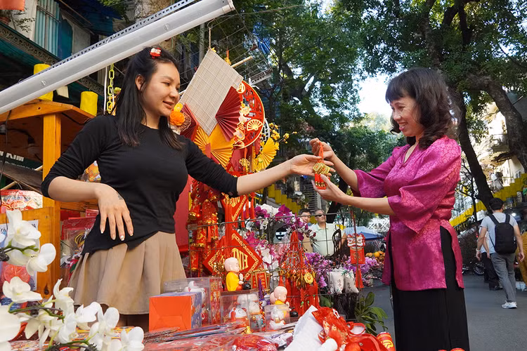 Chị Minh Xuân cũng tranh thủ mua một chút đồ về trang trí cho ngôi nhà của mình.