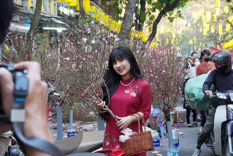 Nhiều bạn trẻ cũng đã tìm đến đây chụp ảnh kỷ niệm.