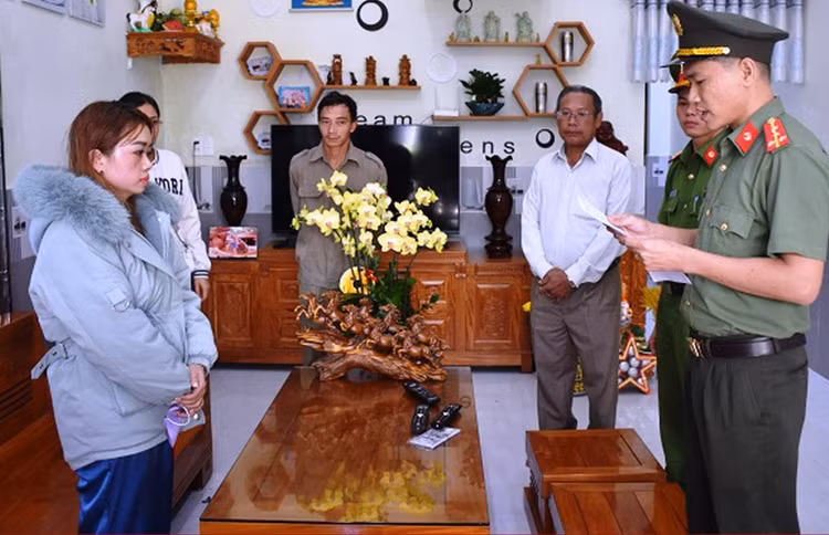 Tống đạt Lệnh giữ người trong trường hợp khẩn cấp và Lệnh khám xét đối với Nguyễn Thị Hòa