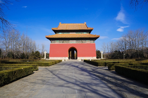 Bên ngoài lăng mộ nhà Minh.