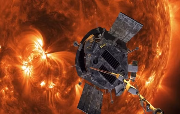 Hình ảnh do NASA cung cấp cho thấy hình ảnh mô phỏng của một nghệ sĩ về tàu thăm dò Parker Solar Probe đang tiến đến Mặt trời.