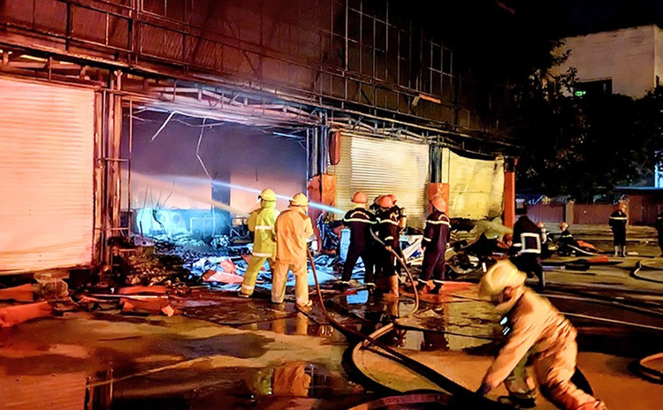 Đến khoảng gần 3 giờ sáng, đám cháy đã được khống chế và dập tắt hoàn toàn, đồng thời ngăn chặn ngọn lửa cháy lan sang các khu vực lân cận.