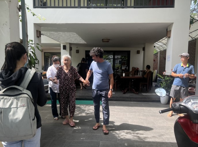 Gia đình đón các cụ già về sau khi viện dưỡng lão thông báo đóng cửa