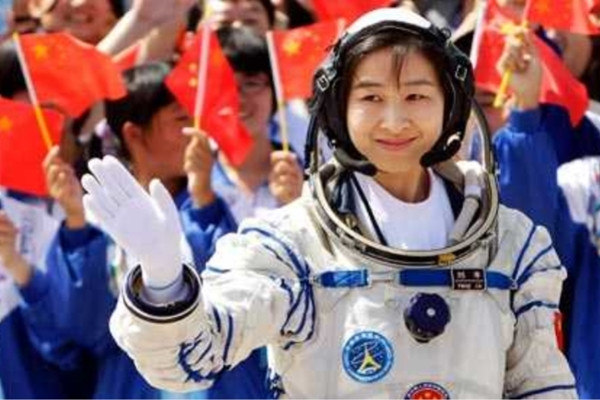 Nữ phi hành gia nữ đầu tiên của Trung Quốc - Lưu Dương.