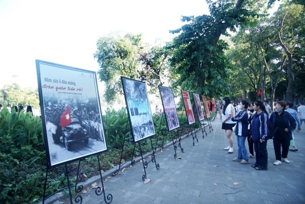 Triển lãm ảnh “Hà Nội trong tôi” diễn ra tại không gian đi bộ khu vực hồ Hoàn Kiếm do Ban quản lý hồ Hoàn Kiếm và phố cổ Hà Nội phối hợp với Chi hội Nhiếp ảnh – Báo chí (Hội Nhiếp ảnh Nghệ thuật Hà Nội) tổ chức ngày 28/9/2024. Triển lãm giới thiệu tới công chúng 70 bức ảnh của 18 nghệ sĩ, nhà báo được công chúng biết đến như: Trịnh Hải, Hoàng Kim Đáng, Trần Hồng, Hoàng Như Thính, Khắc Hường, Phạm Công Thắng, Trần Hải, Đăng Khoa…