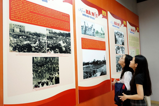 Ngày 03/10/2024, triển lãm "Hà Nội - Ký ức những ngày tiếp quản" tại Nhà Triển lãm 61 Tràng Tiền, Hà Nội.