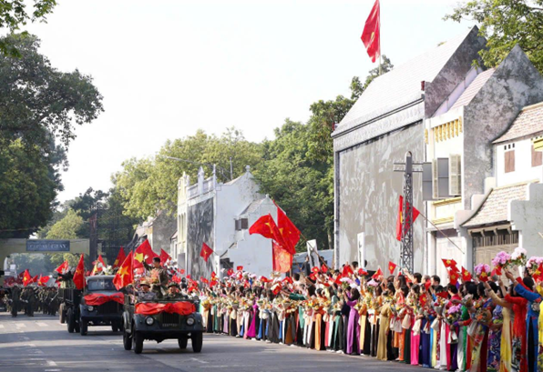 Ngày 06/10/2024, tại khu vực Hồ Hoàn Kiếm diễn ra “Ngày hội Văn hóa vì Hòa bình”. Điểm nhấn quan trọng của chương trình là màn tái hiện sống động về hình ảnh đoàn quân tiến về Hà Nội trong thời khắc lịch sử ngày 10/10/1954. Ông Đỗ Minh Thảo, 83 tuổi ở 98 phố Mã Mây, Hoàn Kiếm kể: “Quê tôi ở Thường Tín, ngày 10/10/1954, mới 12 tuổi, tôi cùng mấy anh trong làng đi tàu lửa lên đến ga Vọng. Khi đó, tôi đứng cầm cờ trên phố Tràng Tiền chào đón đoàn quân. Hôm nay Hà Nội tổ chức tái hiện lại những hình ảnh hoành tráng này tôi rất vui và nhớ lại ngày xưa”.