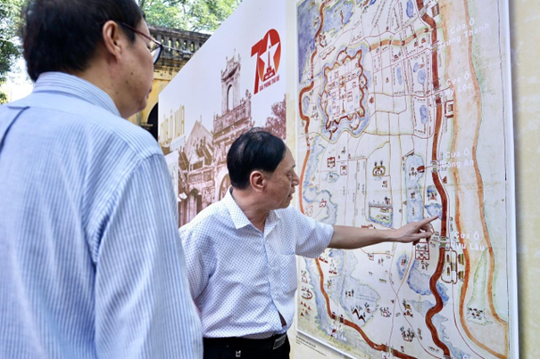 Trước đó, sáng 7/10, Sở Nội vụ Hà Nội phối hợp với Trung tâm Bảo tồn di sản Thăng Long - Hà Nội và Trung tâm Lưu trữ quốc gia I tổ chức khai mạc trưng bày tài liệu lưu trữ với chủ đề “Hà Nội và những Cửa ô” tại Hoàng thành Thăng Long.