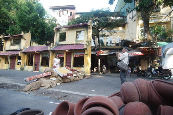 Ngày 04/10/2024, Chương trình "Ký ức Hà Nội - 70 năm", tại không gian bích họa Phùng Hưng được trang trí, sắp đặt mô phỏng khu phố cổ Hà Nội giai đoạn 1947 - 1954. Bà Nguyễn Thị Thu Hà, sống tại TPHCM được 42 năm, cùng chồng là ông Đỗ Thái Ninh có ý định sắp xếp thời gian ra Hà Nội đúng vào thời điểm Hà Nội tổ chức kỷ niệm 70 năm Giải phóng Thủ đô. Bà Hà cho biết: “Tôi nhớ về những lời kể của mẹ tôi ngày xưa. Mẹ tôi ở phố Hàng Bột nơi có những ngôi nhà đục thông nhau, khi lính Pháp đi tuần, nhà này chạy sang nhà kia. Cũng như ngày 10/10/ 1954, mẹ tôi đã có những bức ảnh bà múa cùng mọi người khi đoàn quân tiến về tiếp quản Thủ đô. Tôi rất vui mừng và tự hào vì những điều đó”.