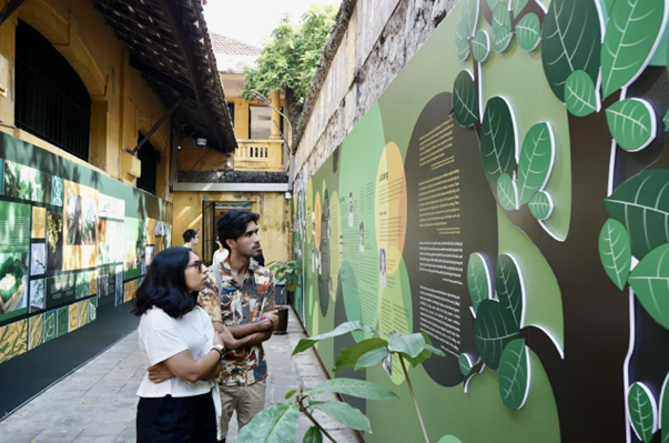 Ngày 08/10/2024 Ban Quản lý Di tích Nhà tù Hỏa Lò tổ chức trưng bày chuyên đề "Bàng ơi...!" - lời tri ân, tưởng nhớ công lao, sự hy sinh anh dũng của các chiến sĩ yêu nước, cách mạng bị thực dân Pháp bắt, giam tại Nhà tù Hỏa Lò. Trong ảnh là hai du khách đến từ Pakistan đang tham quan. Họ cho biết, rất vui mừng khi đi du lịch đúng vào thời điểm Hà Nội tổ chức kỷ niệm 70 năm ngày Giải phóng Thủ đô với nhiều sự kiện diễn ra.