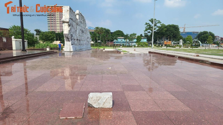 Những hòn đá nằm vất vưởng ngay giữa sân khấu quảng trường.