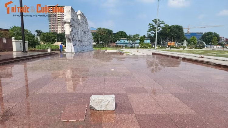 Những hòn đá nằm vất vưởng ngay giữa sân khấu quảng trường.