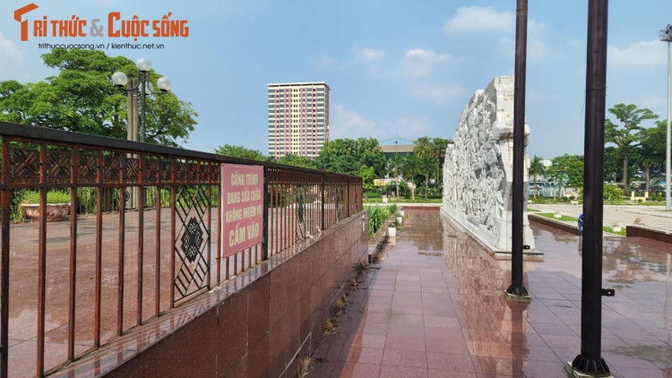 Tìm hiểu của PV Báo Tri thức và Cuộc sống, ngày 30/8/2016, UBND tỉnh Thái Nguyên có Thông báo số 138/TB-UBND về kết luận của Phó Chủ tịch UBND tỉnh Trịnh Việt Hùng (nay là Chủ tịch UBND tỉnh Thái Nguyên). Theo đó, UBND tỉnh đã yêu cầu UBND thành phố Thái Nguyên tạm dừng thi công một số hạng mục liên quan đến công trình xây dựng hạng mục phù điêu theo đề nghị của Sở Văn hóa, Thể thao và Du lịch. Do đó, một số hạng mục đến nay vẫn còn dở dang chưa được bàn giao, quản lý vận hành, bảo trì theo quy định.