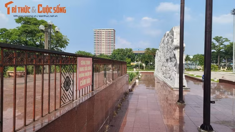 Tìm hiểu của PV Báo Tri thức và Cuộc sống, ngày 30/8/2016, UBND tỉnh Thái Nguyên có Thông báo số 138/TB-UBND về kết luận của Phó Chủ tịch UBND tỉnh Trịnh Việt Hùng (nay là Chủ tịch UBND tỉnh Thái Nguyên). Theo đó, UBND tỉnh đã yêu cầu UBND thành phố Thái Nguyên tạm dừng thi công một số hạng mục liên quan đến công trình xây dựng hạng mục phù điêu theo đề nghị của Sở Văn hóa, Thể thao và Du lịch. Do đó, một số hạng mục đến nay vẫn còn dở dang chưa được bàn giao, quản lý vận hành, bảo trì theo quy định.