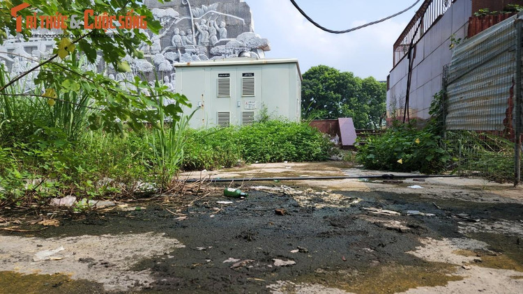 Cảnh nhếch nhác, bẩn thỉu và hôi thối bởi rác thải ở phía sau bức phù điêu và chân cột cờ khiến người dân ngán ngẩm và đặt lo ngại về sự lãng phí của chính quyền địa phương.