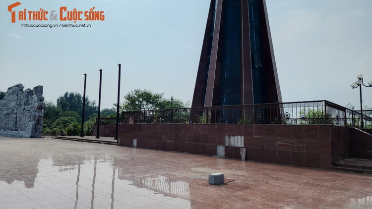 Công trình mang ý nghĩa to lớn và đầu tư vốn lớn nhưng không được bảo vệ, bảo trì, chăm sóc.