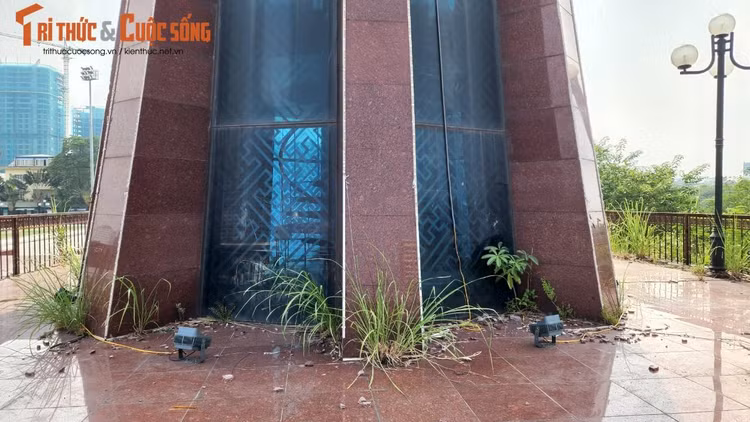 Tại khu cột cờ, ngoài rác, cỏ mọc um tùm thì các tủ điện đều không còn nguyên vẹn; các đầu dây điện đứt nằm lộ thiên trên mặt sàn ốp đá.