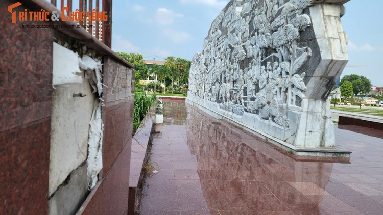 Gạch lát, đá lát tại sân quảng trường vỡ, hiện trạng tường chắn ốp đá bục sân khấu lễ đài trung tâm tại cốt 00m-1,2m và cốt 1,2m - 3,0m nhiều viên đá bị bong bật, rơi vỡ gây ảnh hưởng mỹ quan công trình.